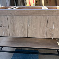 New 48 in vanity in good condition