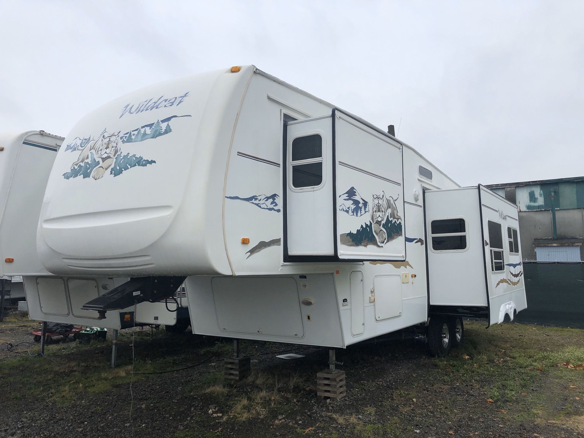 2005 34FT Forest river Wildcat Fifth Wheel 2 Slide Outs