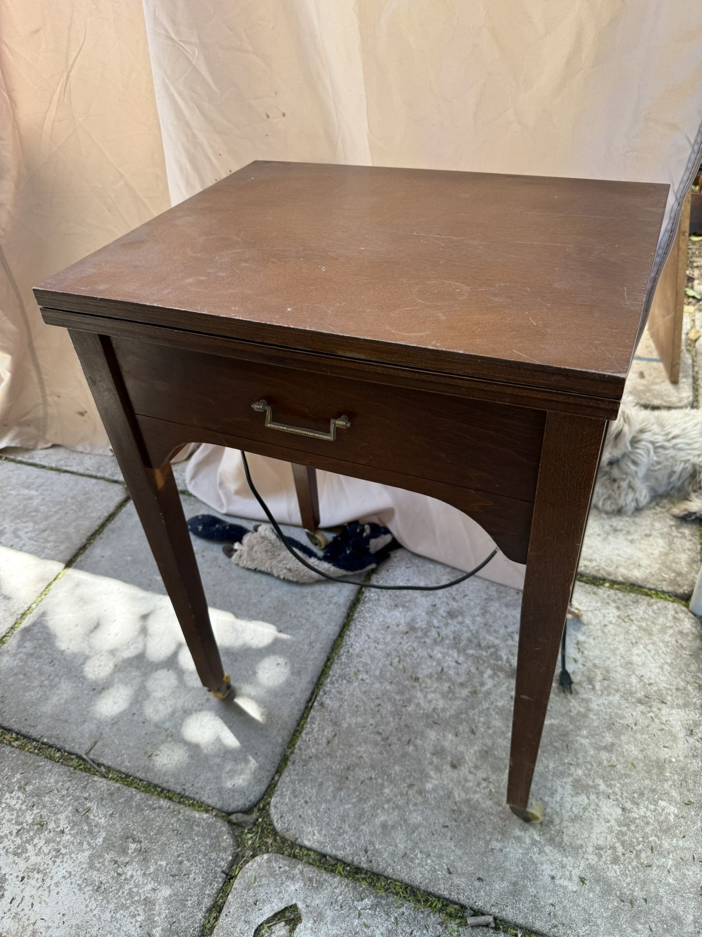 🧵 Vintage White Zig Zag Sewing Machine in Wood Cabinet – $60 OBO
