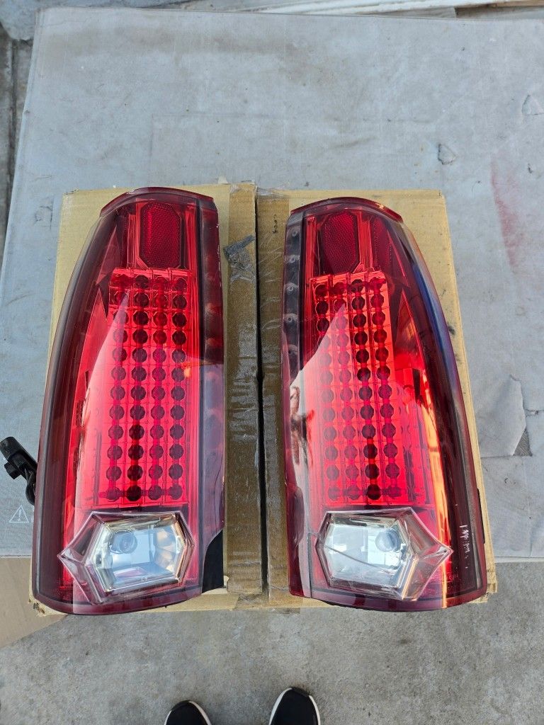 Used LED tail light
Work good, one side is crack but no leaks
Fits on
88-98 silverado, blazer and suburban