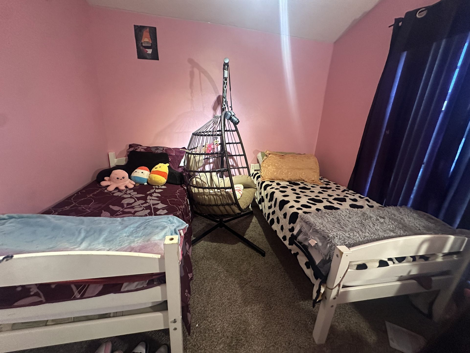 Two Twin Beds/ Bunk Beds 