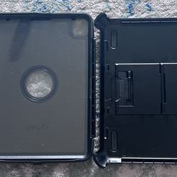 Otter box - fits ipad  pro 11”
