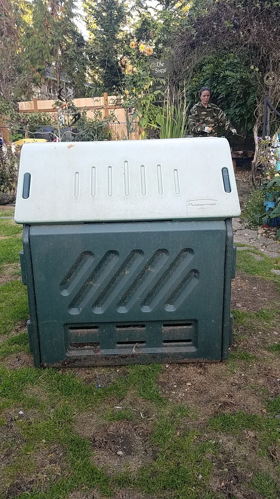 Rubbermaid compost bin. Composter for Sale in Auburn, WA OfferUp