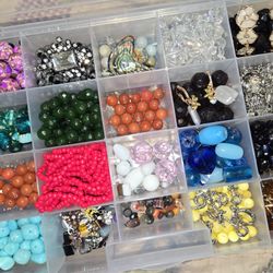 BIG BUNDLE OF JEWELRY MAKING BEADS AN CHARMS ALL BEADS ARE NEW AN ALL ARE GLASS OR ACRYLIC NO PLASTIC SELLING TOGETHER CASE INCLUDED 