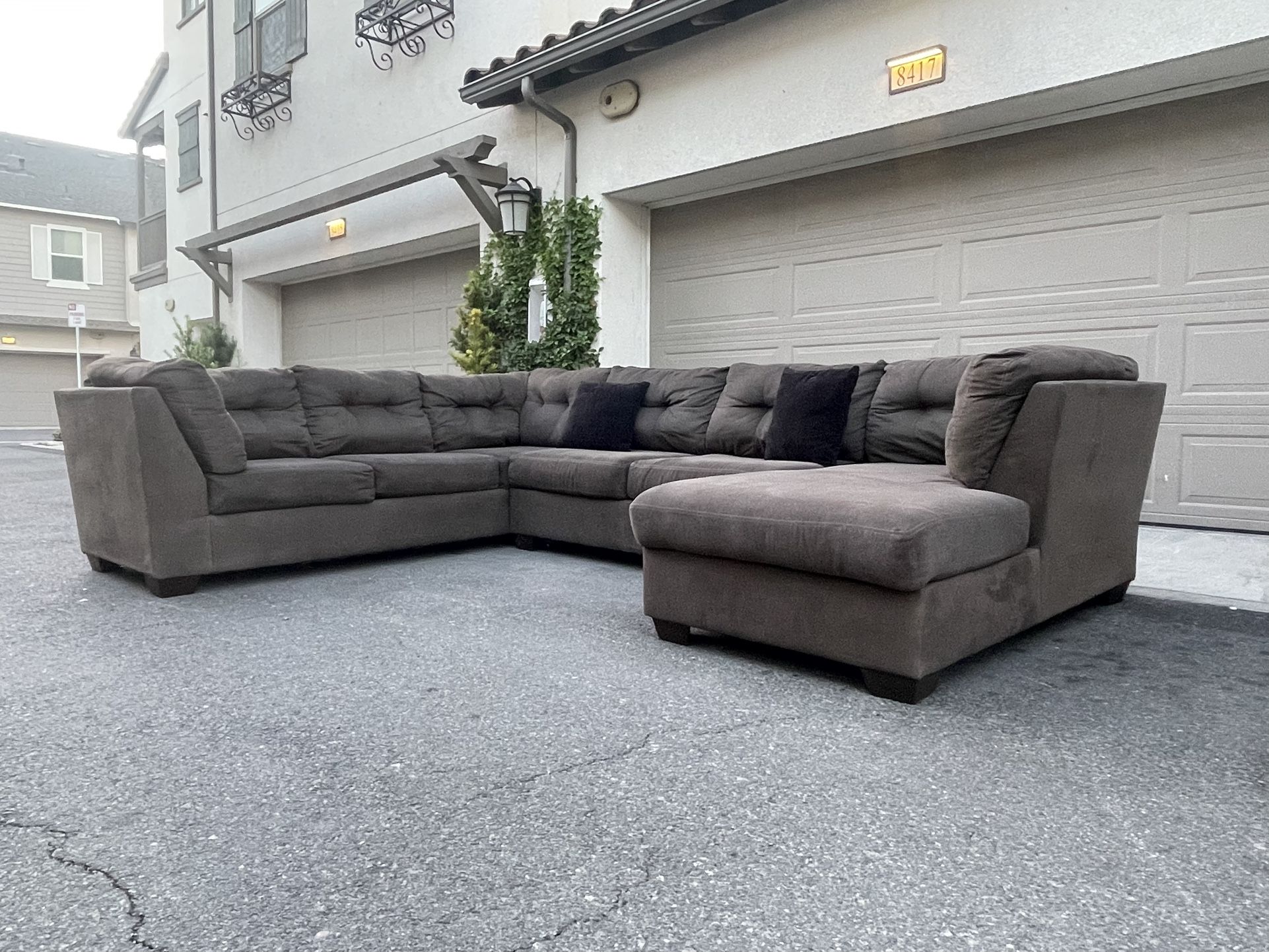 Huge Dark Grey sectional Couch Sofa From Ashley Furniture In Excellent Condition- FREE DELIVERY 🚚