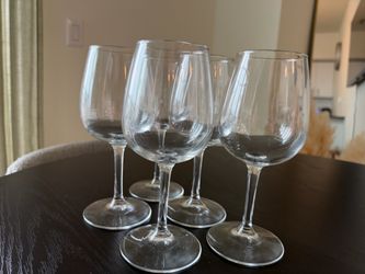Set of 5 Clear Glass Wine Glasses