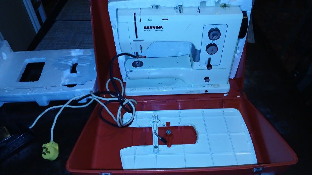 1970s BERNINA 830 Sewing Machine 