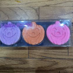 Halloween Jack o  - Lantern  Pumkin    Bath  Bombs   3-pack.