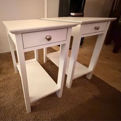 Set of 2 White Nightstands with Drawer