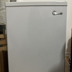 Midea White Mini Fridge 