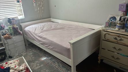 Twin- Wood daybed in white