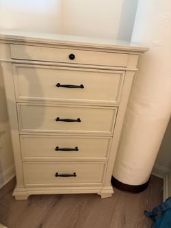 Beautiful cream 5 drawer dresser