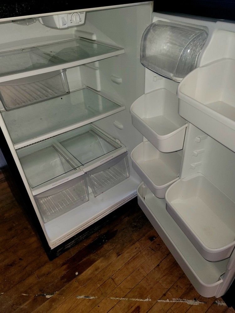 FRIDGIDAIRE BLK WORKS GOOD MOVED OUT