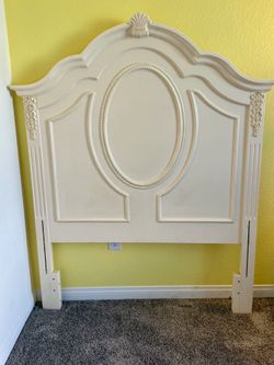 White Twin Shell Motif Headboard and Footboard Set With Mattress
