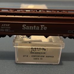 Atlas N Scale Centerflow Hopper - Santa Fe