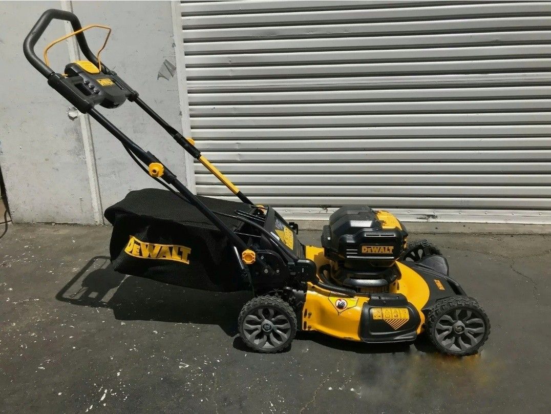 DEWALT20V MAX 21.5 in. Battery Powered Walk Behind Push Lawn Mower