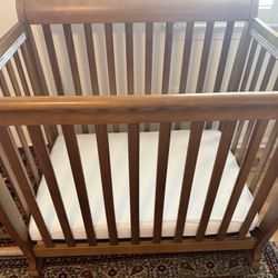 DaVinci Kalani Crib 4-in-1 chestnut with Toddler Rail, Mattress, Fitted Sheet