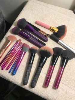Lots of makeup brushes