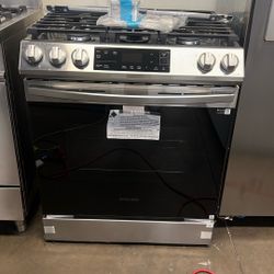 OPEN BOX SAMSUNG GAS SLIDE IN STOVE 30”WIDE 