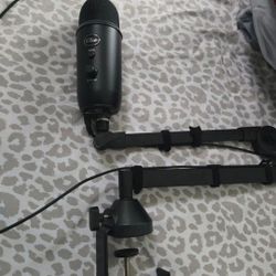 Yeti Usb Microphone With Table Mount