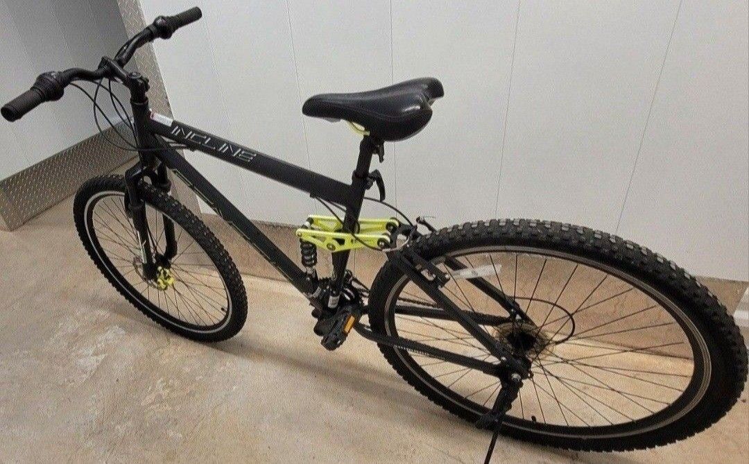 Genesis Mountain Bike 29 in wheel size aluminum frame shimano 7 speed shifting dual suspension $ 185 good condition also speak español