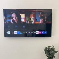 Samsung 58” Smart TV With Table Legs And Wall Mount $190 - Pickup In Bellevue 