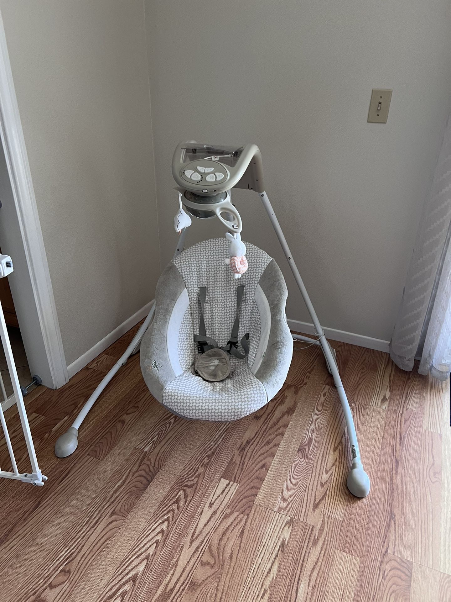 Baby Swing (Gender Neutral) WORKS AND WASHES GREAT