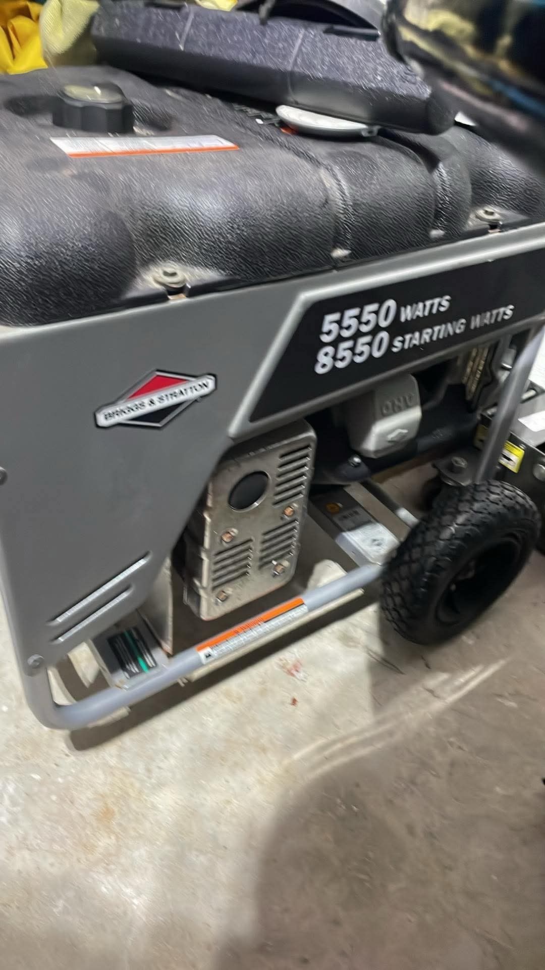 Briggs and Stratton 5550 watt/ 8550 starting watt generator, excellent condition starts first pull,