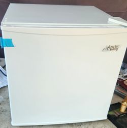 Arctic King 1.1 cu ft White Dorm Room Freezer