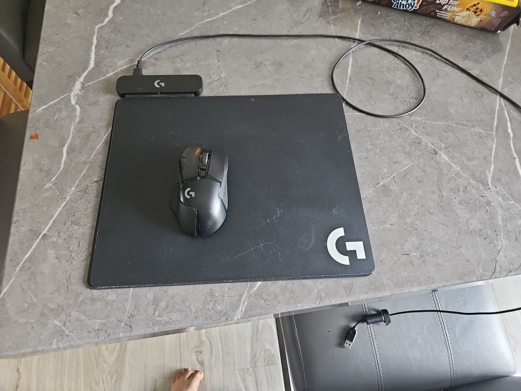 Wireless G 502 mouse and Rechargeable mouse pad
