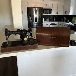 Singer Sewing Machine 