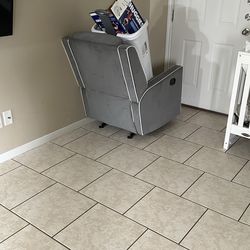 Cuna, y silla para niños