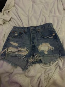 Levi light wash 501 denim shorts size 27