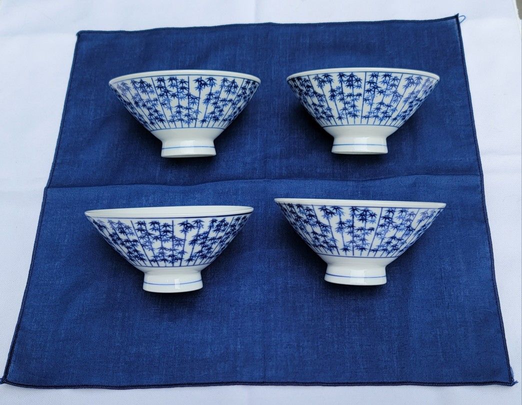 VINTAGE Set Of 4 blue and white Japanese porcelain rice or soup bowls.
These bowls are made of fine, high-grade Japanese porcelain.