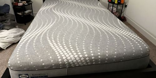 Brand new beautiful sealy posturepedic queen size mattress ( never used ).