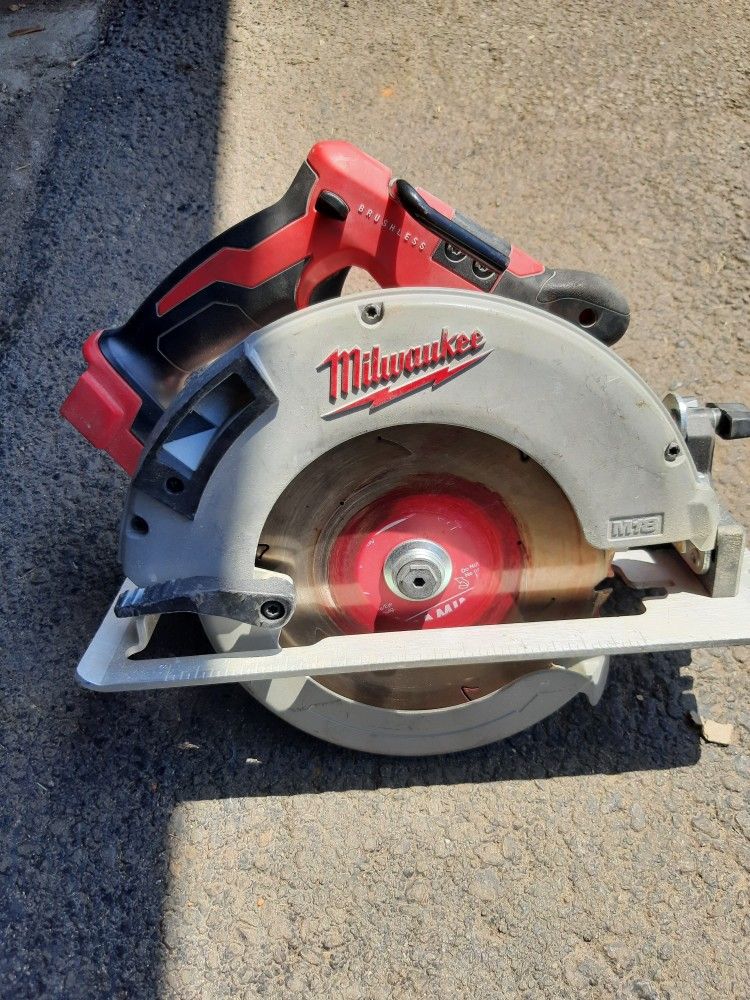Milwaukee Cordless Saw