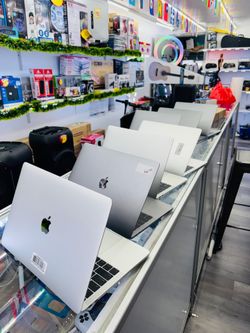 MacBook Pro 8gb 128gb available