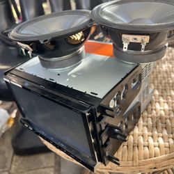 Pioneer Stereo And 2 Speakers JBL 4 Inches 