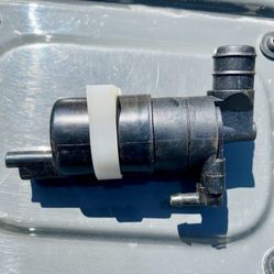 2009- 2016 Nissan Frontier Windshield Washer Pump — NEW
