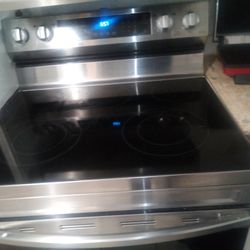 STOVE LIKE NEW FOR SALE ... HURRY 