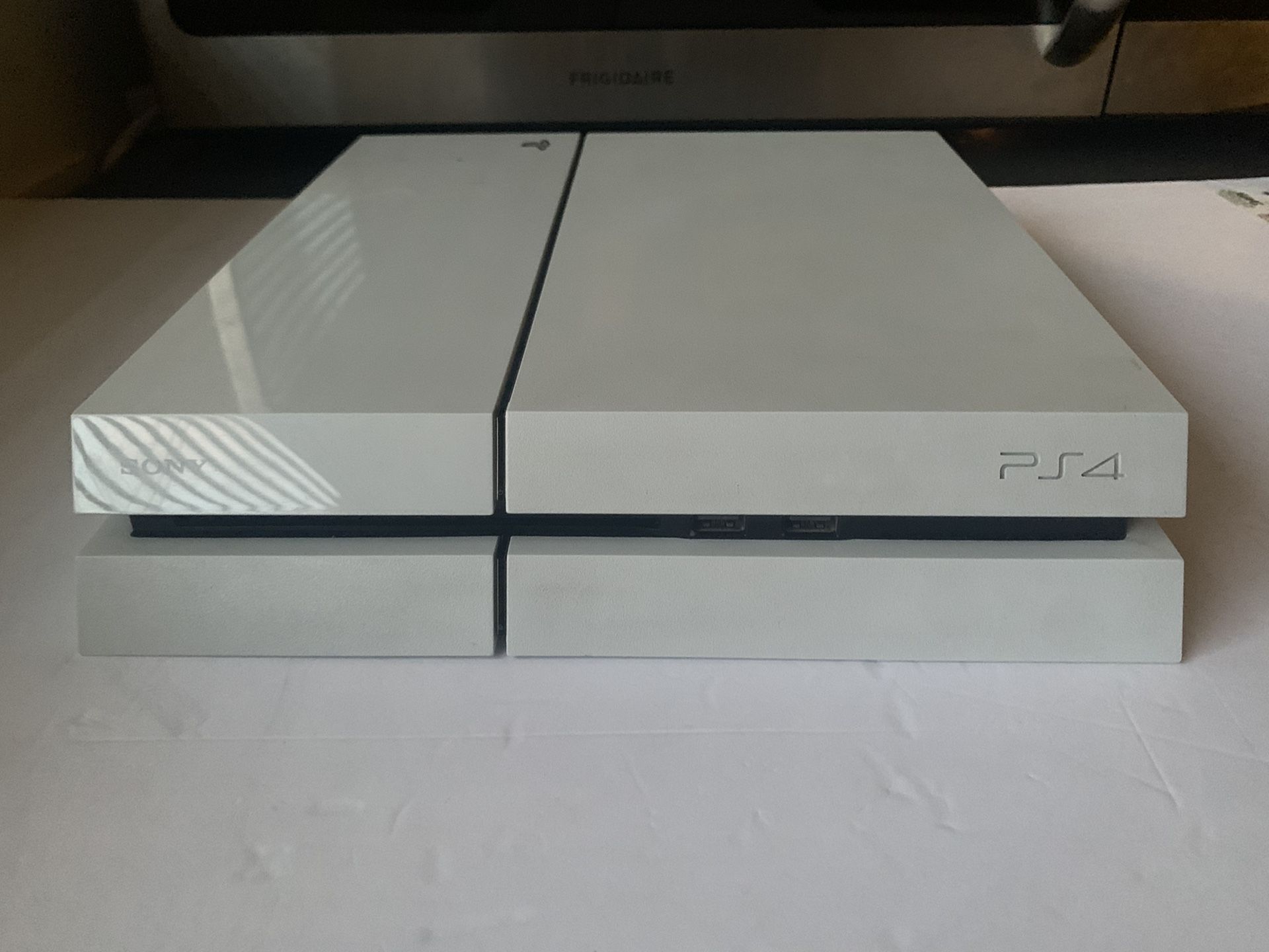 PS4 Original 500Gb/With power cable and controller