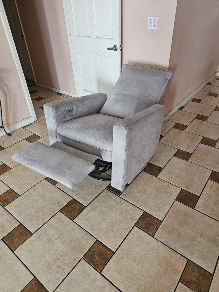 RECLINER ELECTRIC SOFA,USB CHARGER STILL IN GOOD CONDITION CONFORTABLE ROTATE FOR ANY QUESTION TEXT ME PLEASE SE HABLA ESPAÑOL