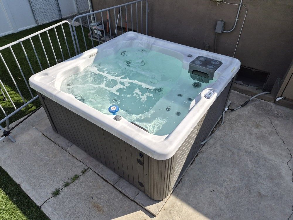 MasterSpa Hot Tub Jacuzzi 