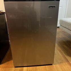 4.4 Magic Chef Refrigerator 