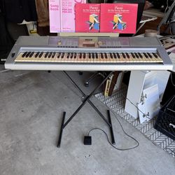 Yamaha Portable Grand DHX-203