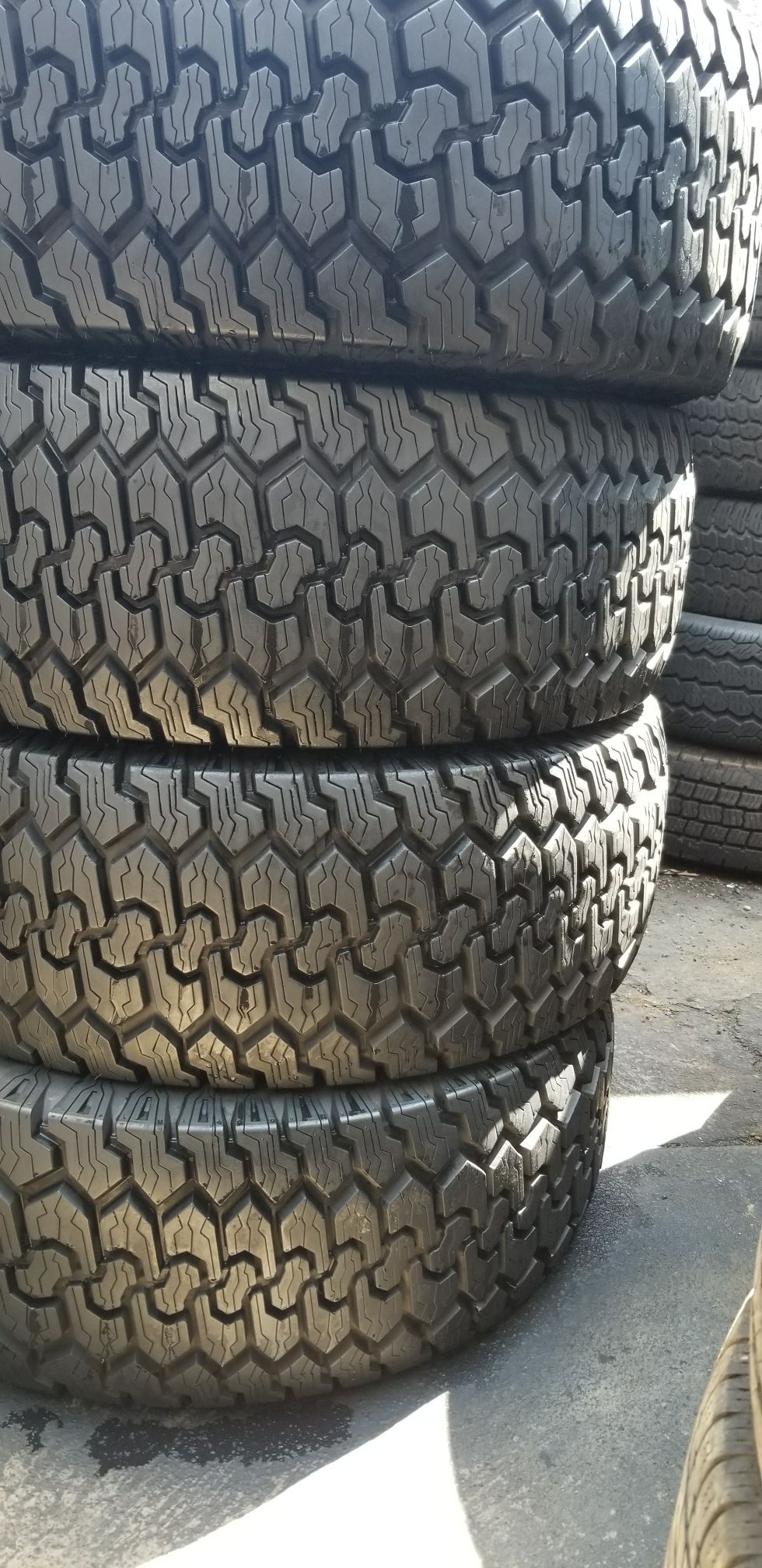 A set of 4 Definity Discovery tires 33×12.5 R15LT