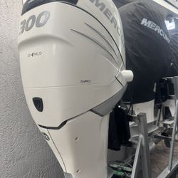 1 Mercury Verado 300 Hp 2015  30” 320 Hr