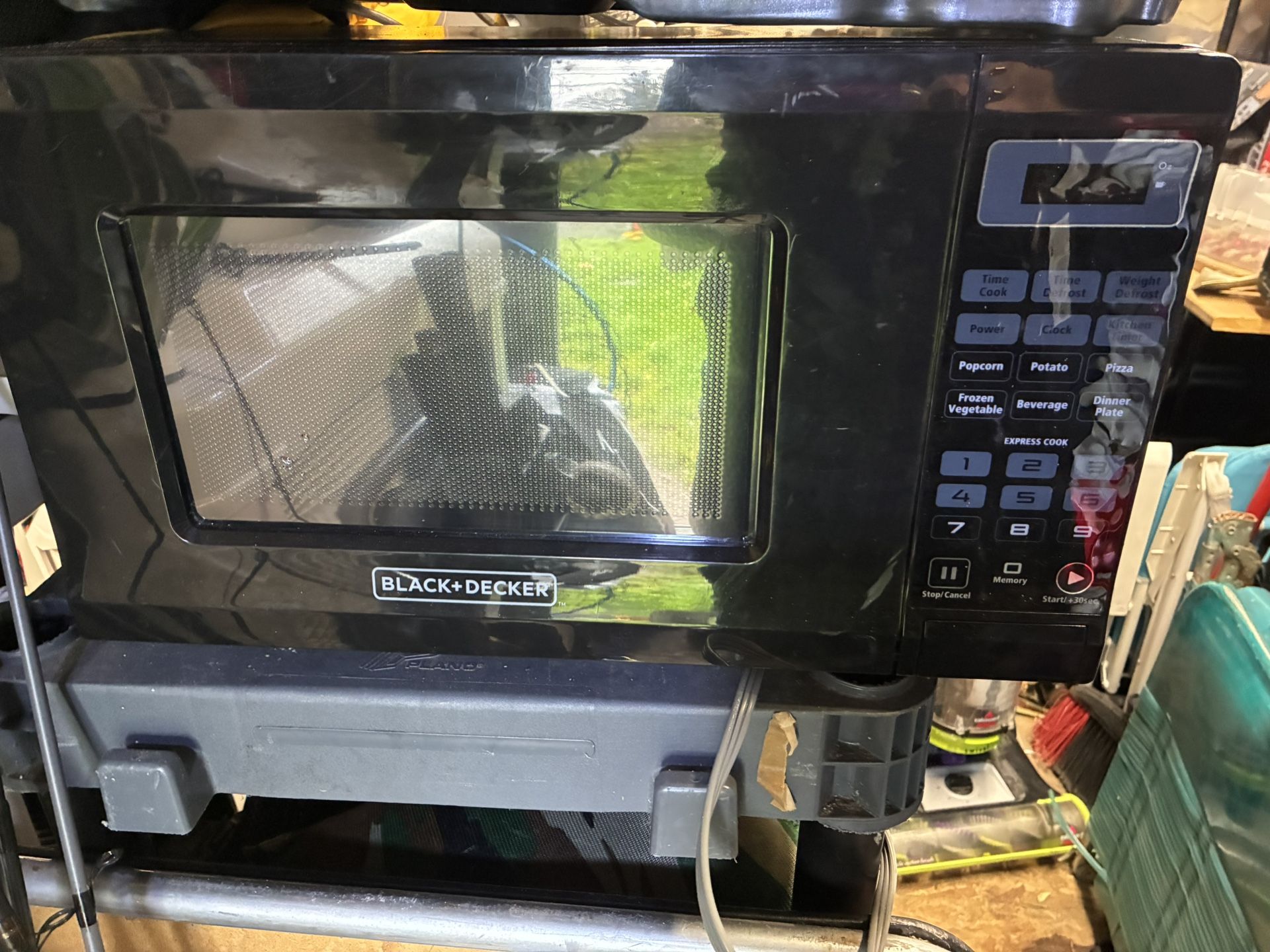 Black+Decker 0.7 cu. ft. 700W countertop microwave oven.