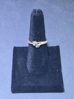 10kt YG Small Heart Ring. SIZE 7. ASK FOR RYAN.