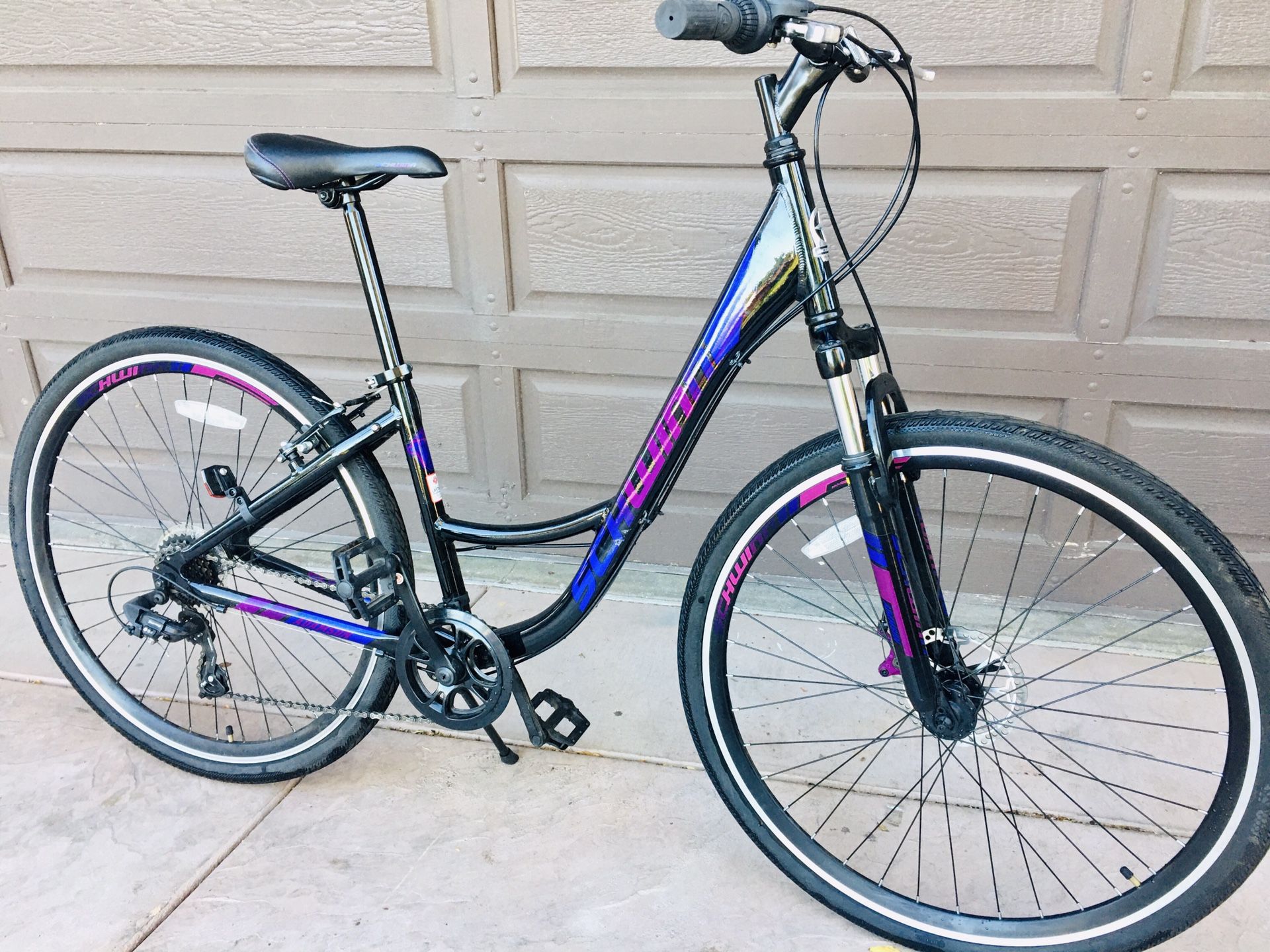 Women’s Hybrid Comfort Bike.7 Speed . Disk Brakes, Front Suspension . Immaculate Condition .